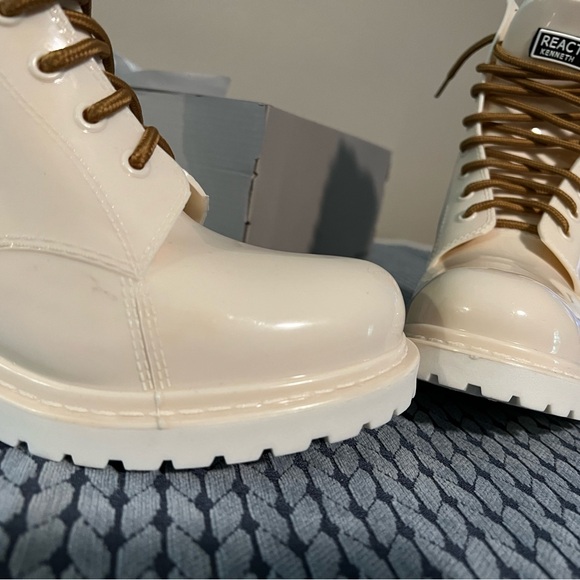 NEW Kenneth Cole REACTION size 8 Medium width Rain Lace Up Boot White in box - Picture 13 of 14